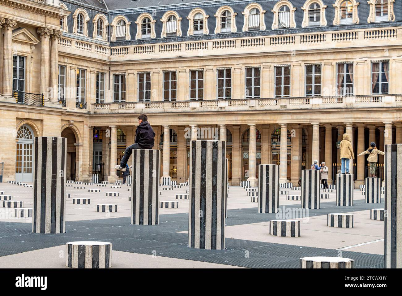 Il cortile interno, Cour d'Honneur, al Palais Royal con un'installazione artistica di Daniel Buren di colonne a strisce bianche e nere, Parigi, Francia Foto Stock