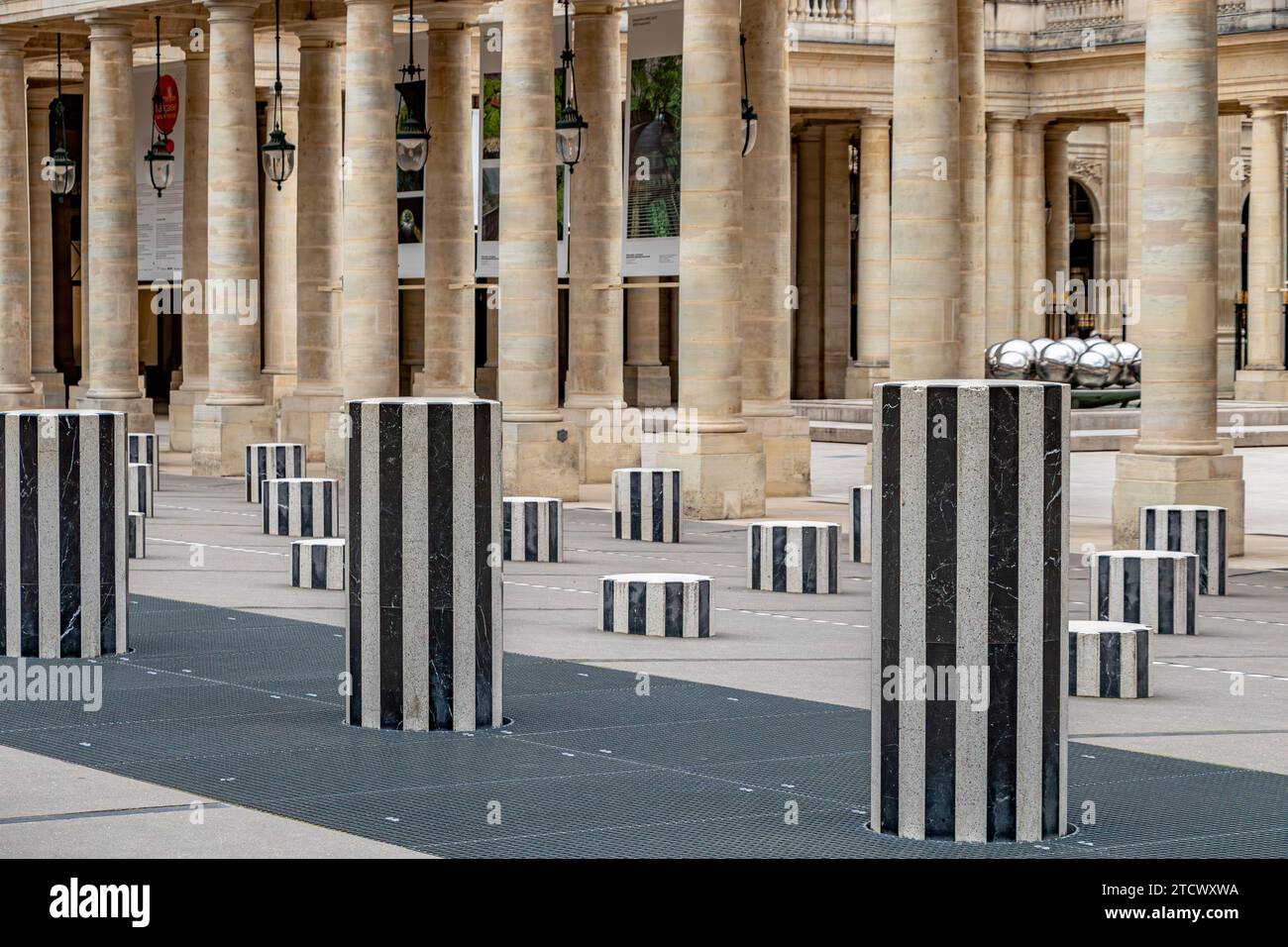 Il cortile interno, Cour d'Honneur, al Palais Royal con un'installazione artistica di Daniel Buren di colonne a strisce bianche e nere, Parigi, Francia Foto Stock