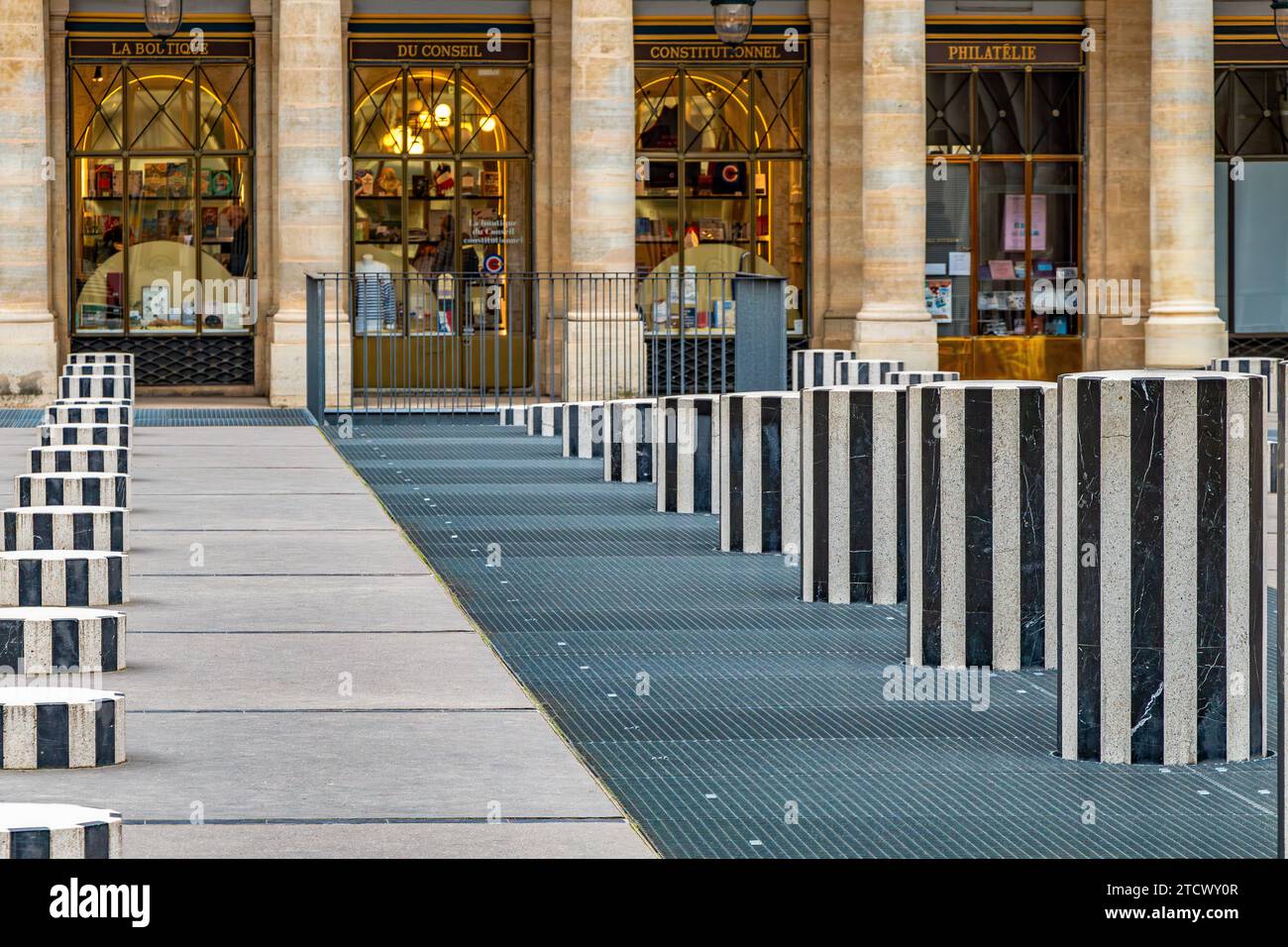 Il cortile interno, Cour d'Honneur, al Palais Royal con un'installazione artistica di Daniel Buren di colonne a strisce bianche e nere, Parigi, Francia Foto Stock