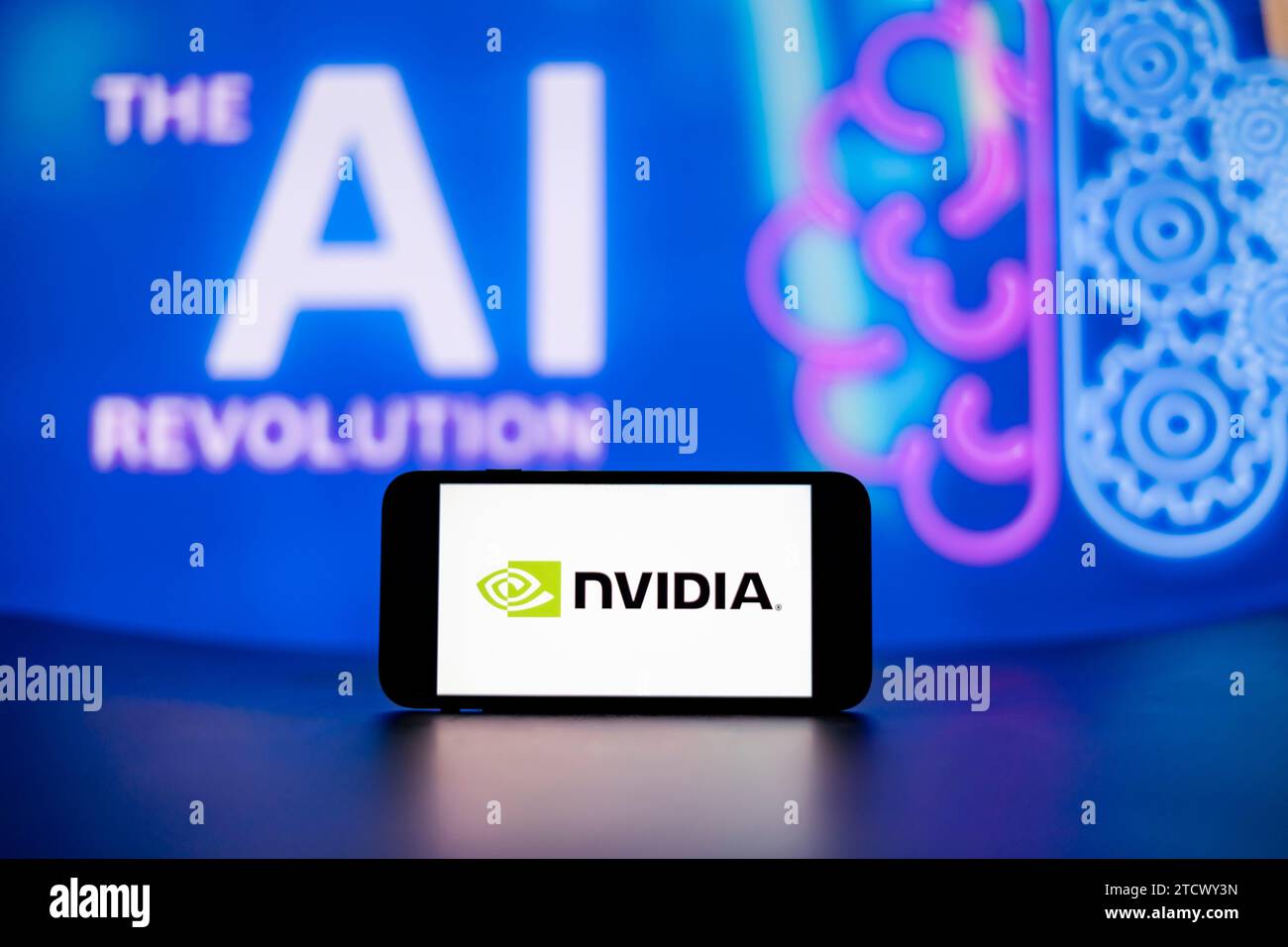 In questa foto, il logo di Nvidia Corp. Visualizzato sullo schermo di un telefono cellulare con il simbolo della rivoluzione ai (intelligenza artificiale) sullo sfondo. Foto Stock