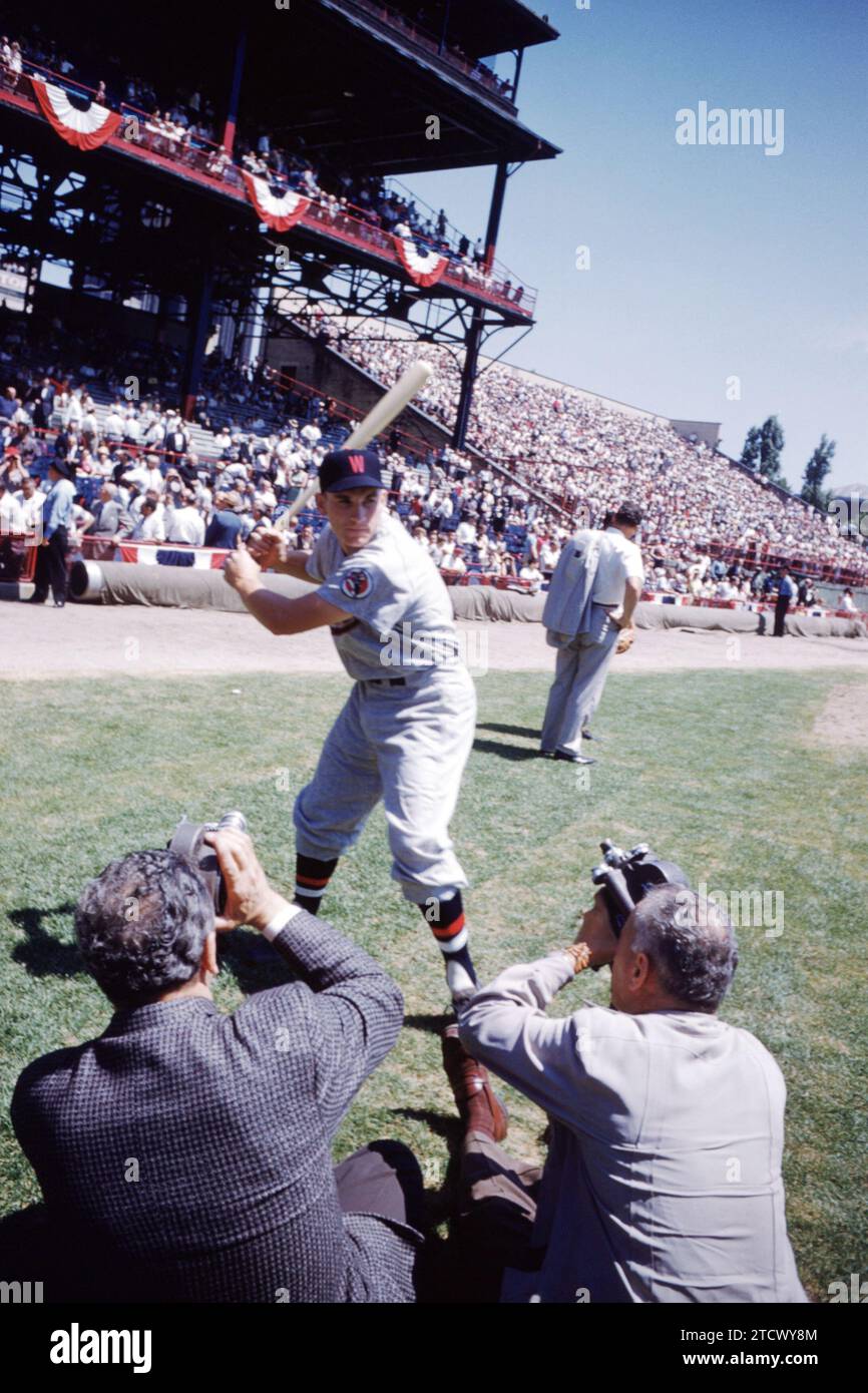 PITTSBURGH, PA - luglio 7: Harmon Killebrew #3 del Washington senatori e American League pone per i fotografi prima del ventiseiesimo MLB All-Star Game tra la American League All-Stars contro la Lega Nazionale All-Stars il 7 luglio 1959 a Forbes Field di Pittsburgh, in Pennsylvania. (Foto di Hy Peskin) *** Caption locale *** Harmon Killebrew Foto Stock