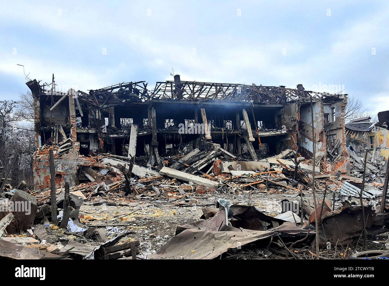 Attacco missilistico da parte dell'esercito russo su edifici civili in Ucraina. L'edificio è stato distrutto e bruciato nella città Ucraina di Dnipro, detriti menzogne. Guerra Foto Stock