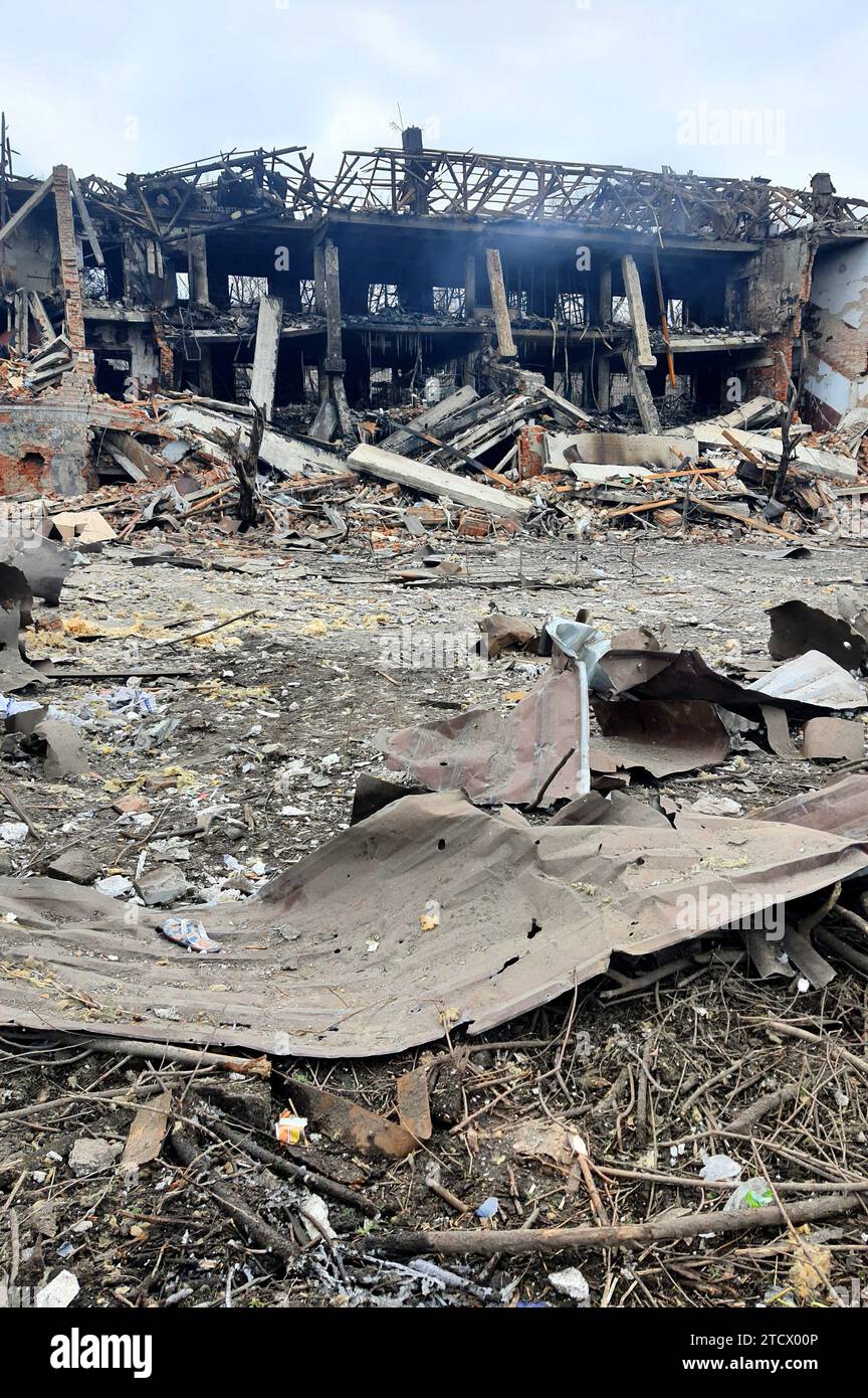 Attacco missilistico da parte dell'esercito russo su edifici civili in Ucraina. L'edificio è stato distrutto e bruciato nella città Ucraina di Dnipro, detriti menzogne. Guerra Foto Stock