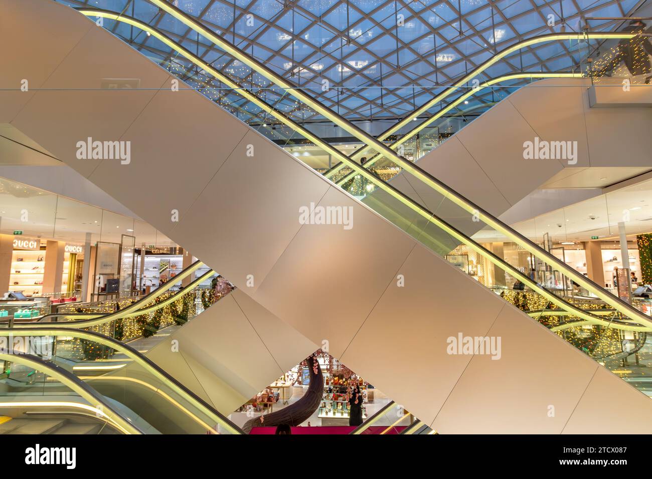 Le scale mobili a la Samaritaine, un grande magazzino a Parigi nel 1° arrondissement di Parigi in Francia Foto Stock