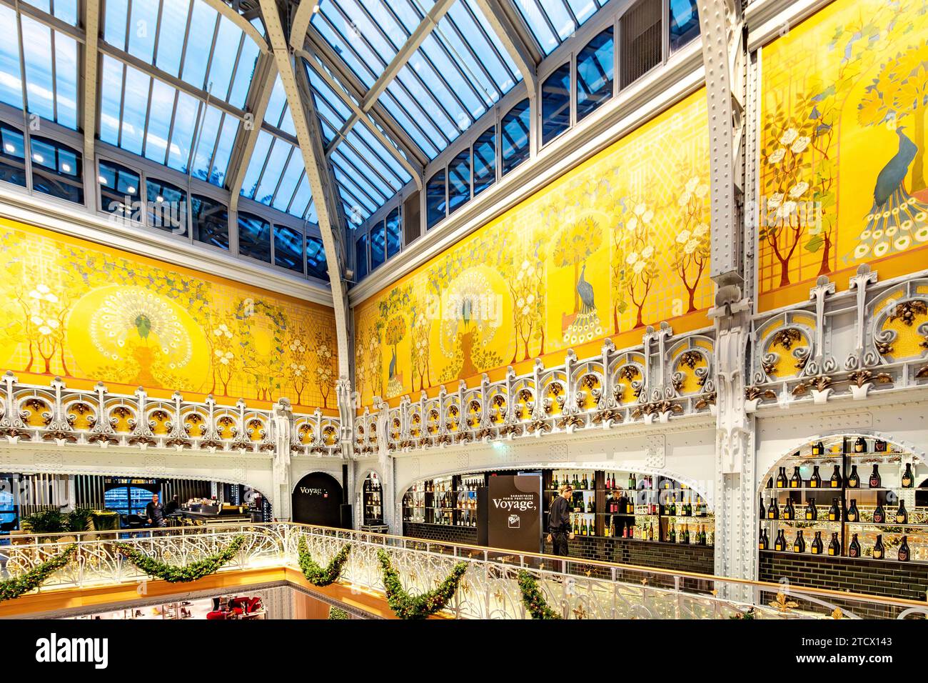 Il bellissimo tetto ornato di la Samaritaine è un grande magazzino a Parisin, il primo arrondissement di Parigi, in Francia Foto Stock