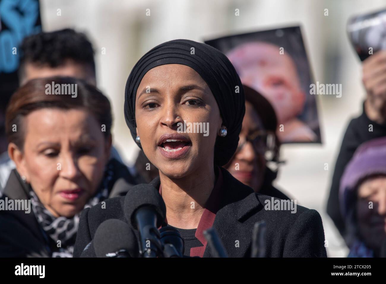 Il rappresentante degli Stati Uniti Ilhan Omar Democrat del Minnesota parla a una conferenza stampa con attivisti che chiedono un cessate il fuoco a Gaza al Triangolo della camera di fronte al Campidoglio a Washington, D.C. giovedì 14 dicembre 2023. Copyright: XAnnabellexGordonx/xCNPx/MediaPunchx Foto Stock