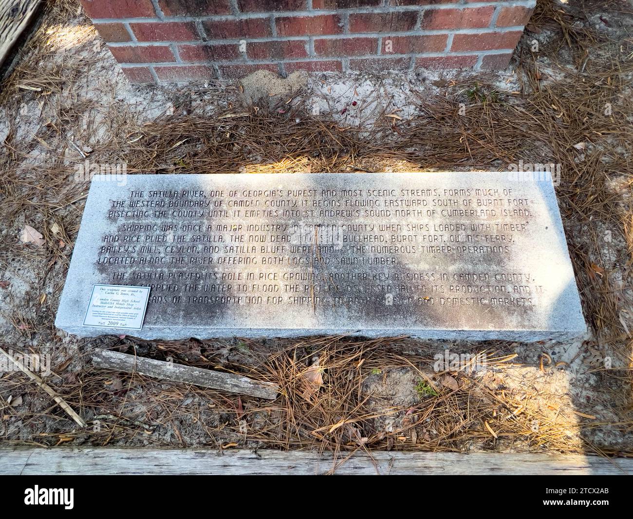 Woodbine, Georgia - 25 febbraio 2023: Una targa di scultura a gamberi in un parco di rampa per barche vicino alla città di Woodbine, Georgia. Foto Stock