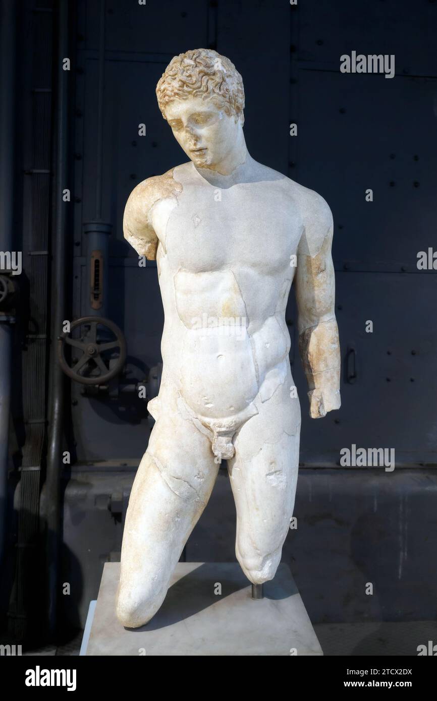 Statua del portatore di Diskus -marmo Pantelico , copia in greco originale della scuola policletana (fine V - inizio IV secolo a.C.) attribuibile a Naukydes - Museo centrale Montemartini, Roma, Italia Foto Stock