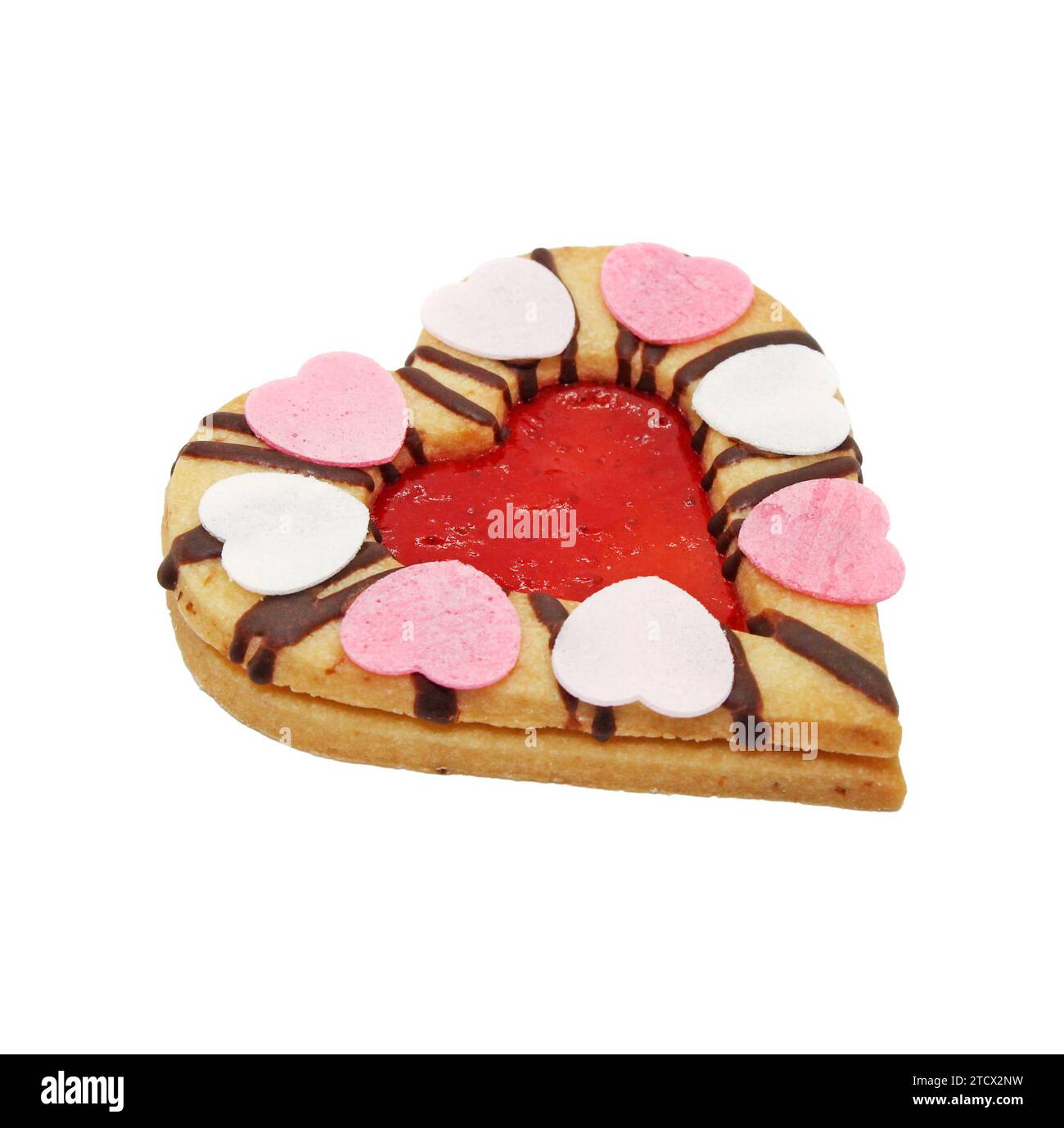 Biscotto a forma di cuore con marmellata di fragole isolato su sfondo bianco. Primo piano sui tradizionali biscotti Linzer. Foto Stock