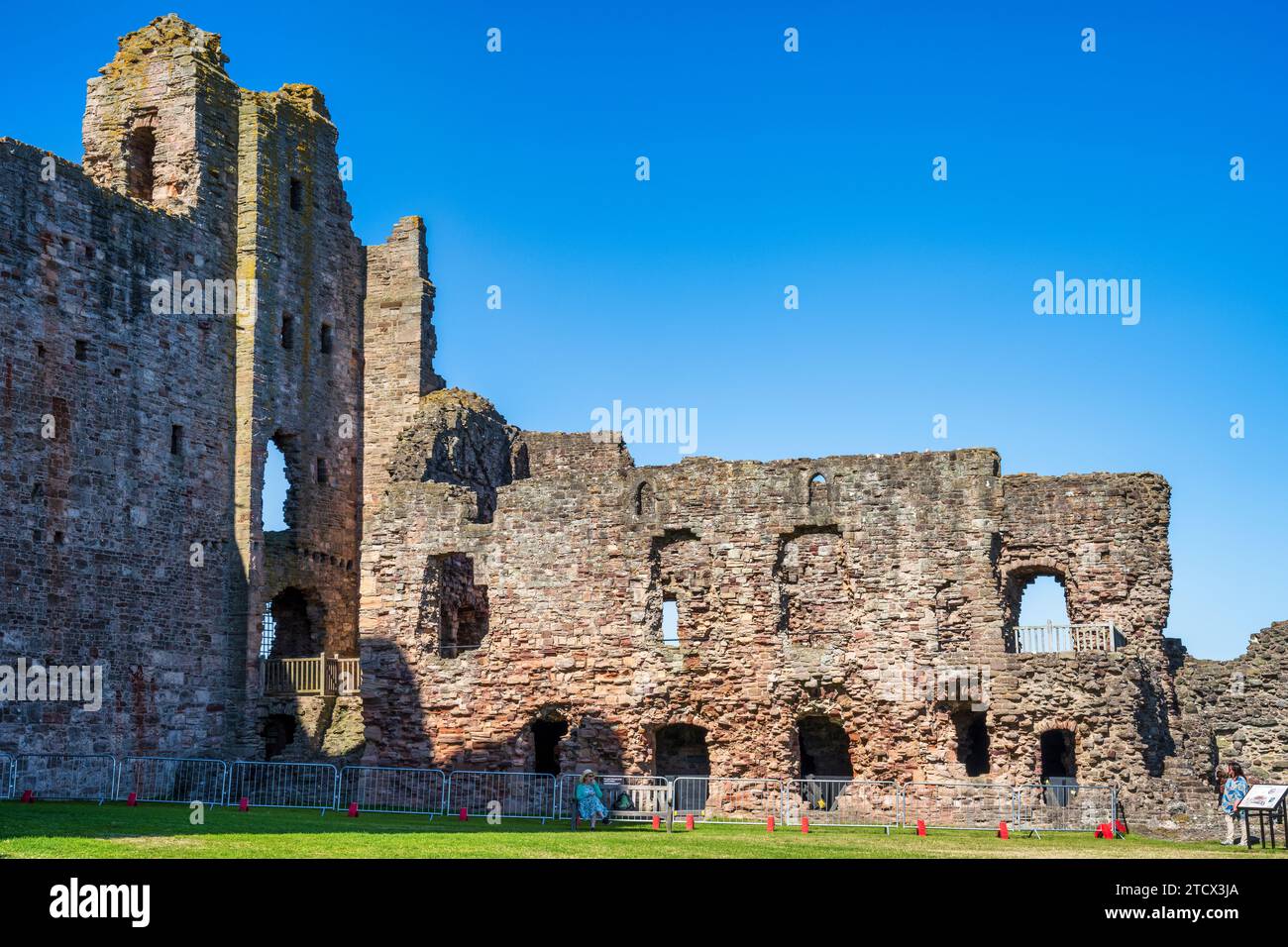 The North Range e Douglas Tower all'interno del cortile interno del castello di Tantallon nell'East Lothian, Scozia, Regno Unito Foto Stock