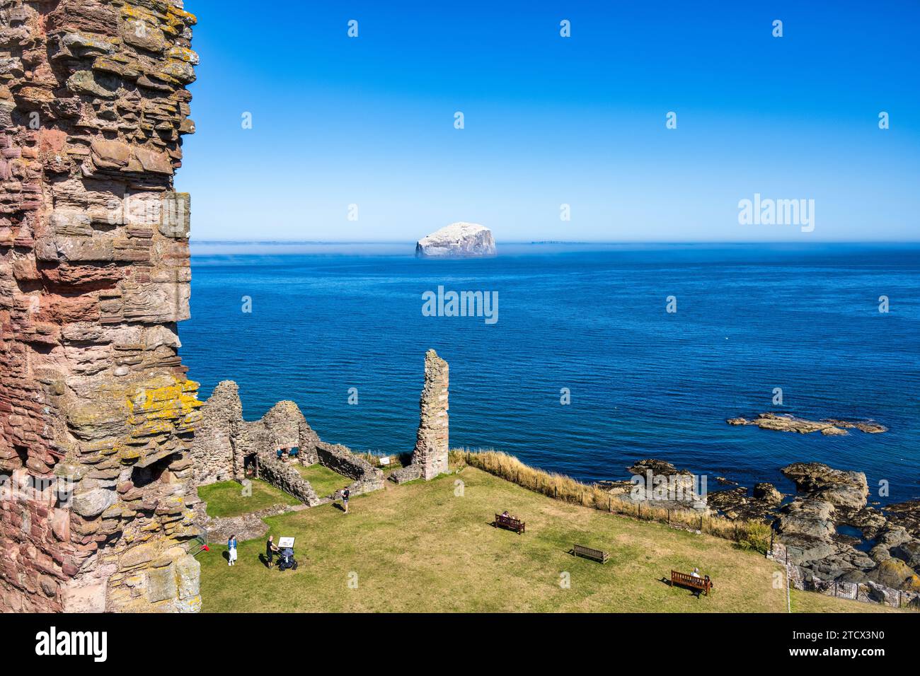 Vista dell'Inner Ward e vista in lontananza della Bass Rock dalla cima della Curtain Wall presso il castello di Tantallon nell'East Lothian, Scozia, Regno Unito Foto Stock