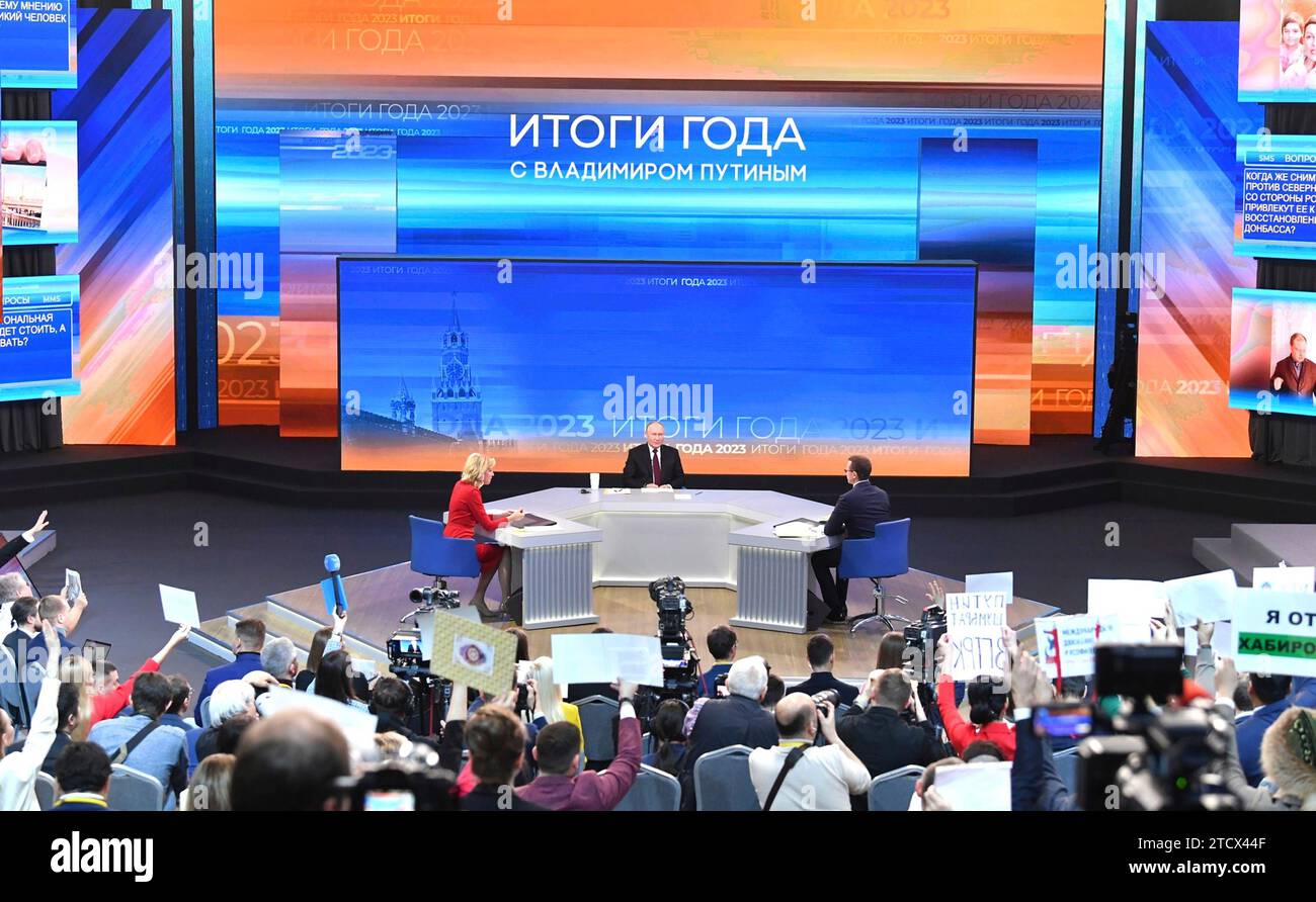 Mosca, Russia. 14 dicembre 2023. Il presidente russo Vladimir Putin, al centro, con i moderatori Yekaterina Berezovskaya, a sinistra, e Pavel Zarubin, a destra, durante la chiamata annuale "Direct Line", e la conferenza stampa di fine anno, al Gostiny Dvor Exhibition Centre, il 14 dicembre 2023 a Mosca, in Russia. Credito: Presidenza russa/Cremlino Pool/Alamy Live News Foto Stock