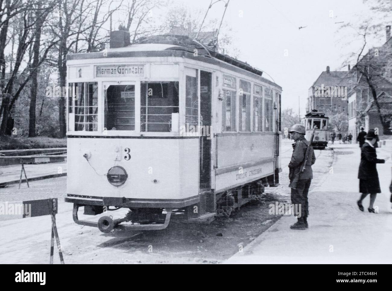 Un soldato americano accanto a un tram di Berlino per Hermann Göring Strasse c.1945, Foto Stock