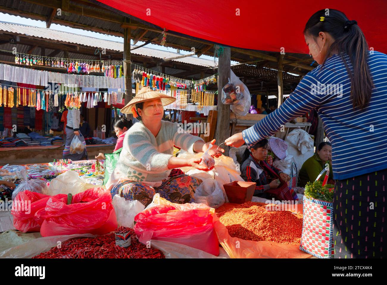 Gente che commerciava in un mercato di Inle Lake, Stato di Shan, Myanmar. Foto Stock