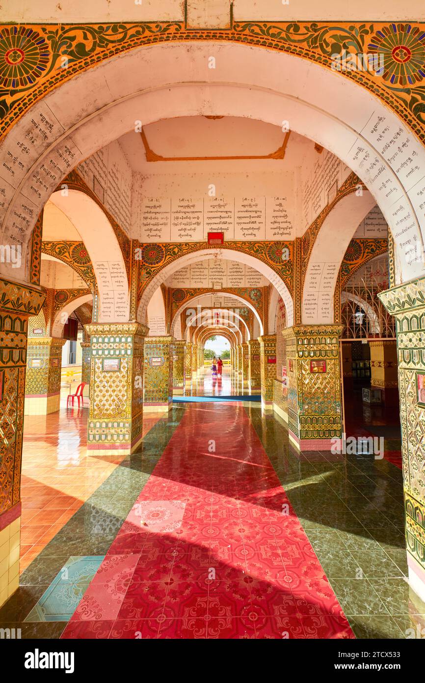 Archi colorati all'interno della Pagoda Sutaungpyei. Mandalay Hill, Myanmar. Foto Stock