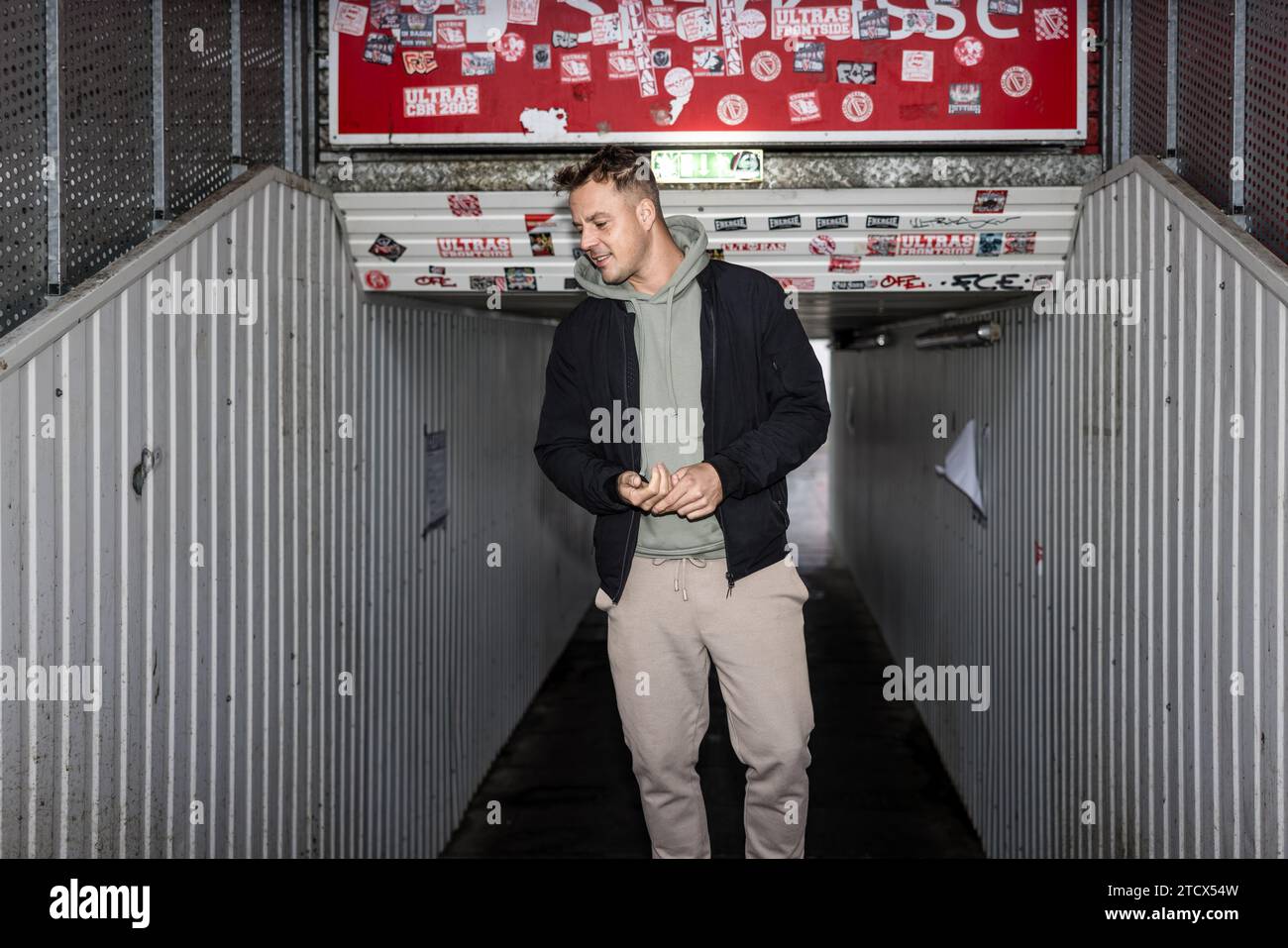 Cottbus, Germania. 14 dicembre 2023. Il cantante Alexander Knappe si trova in un blocco di fan nello Stadion der Freundschaft. Crediti: Frank Hammerschmidt/dpa/Alamy Live News Foto Stock