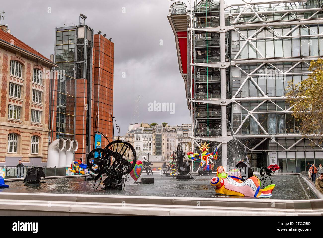 Sculture stravaganti alla Fontana di Stravinsky accanto al Centre Pompidou a Parigi, Francia Foto Stock