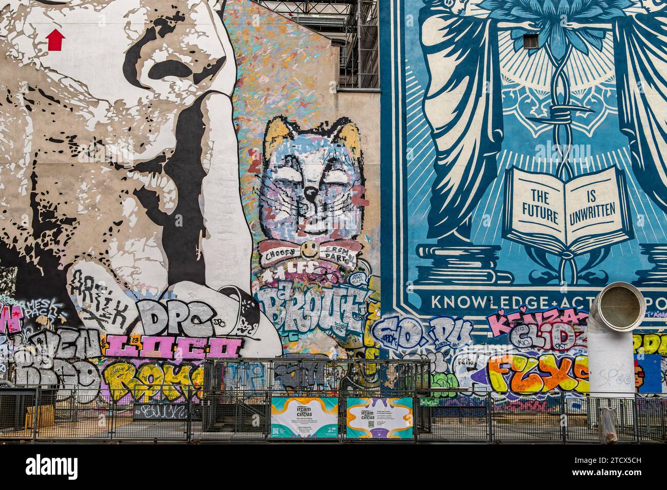 Street art in Place Igor Stravinsky, accanto al Centro Pompidou a Parigi, Francia Foto Stock