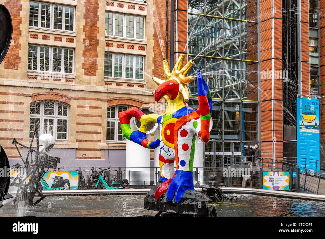 Sculture stravaganti alla Fontana di Stravinsky accanto al Centre Pompidou a Parigi, Francia Foto Stock