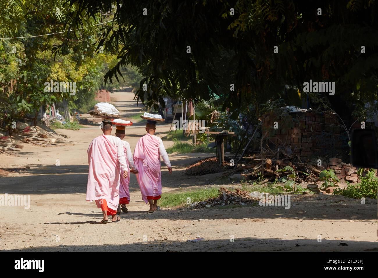 Suore buddiste in una strada di Nyaung U, Bagan, Myanmar. Foto Stock
