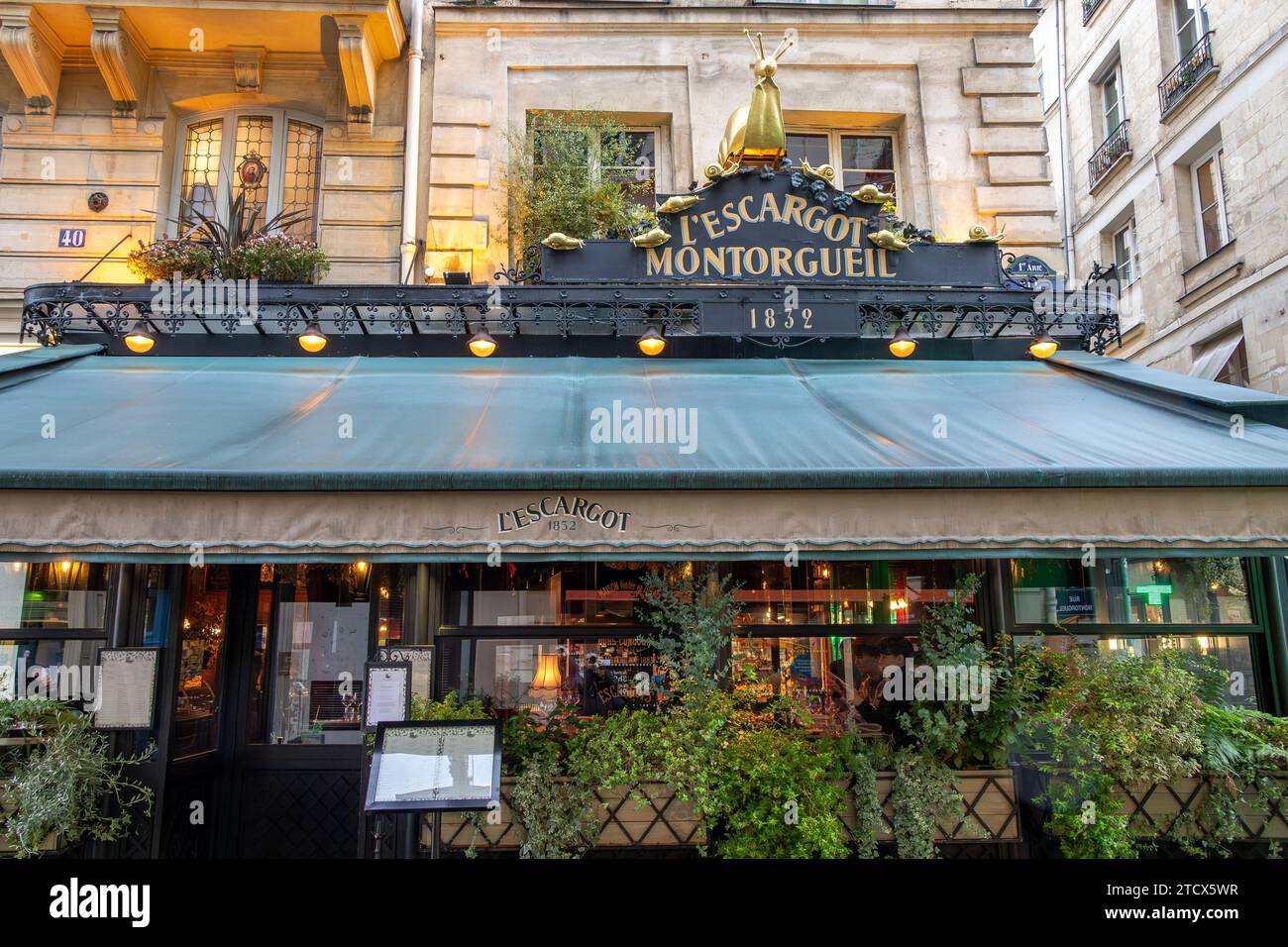 L'Escargot Montorgueil, un classico ed elegante ristorante francese che serve prelibatezze esclusive, specialmente piatti di lumaca, in Rue Montorgueil, Parigi, Francia Foto Stock