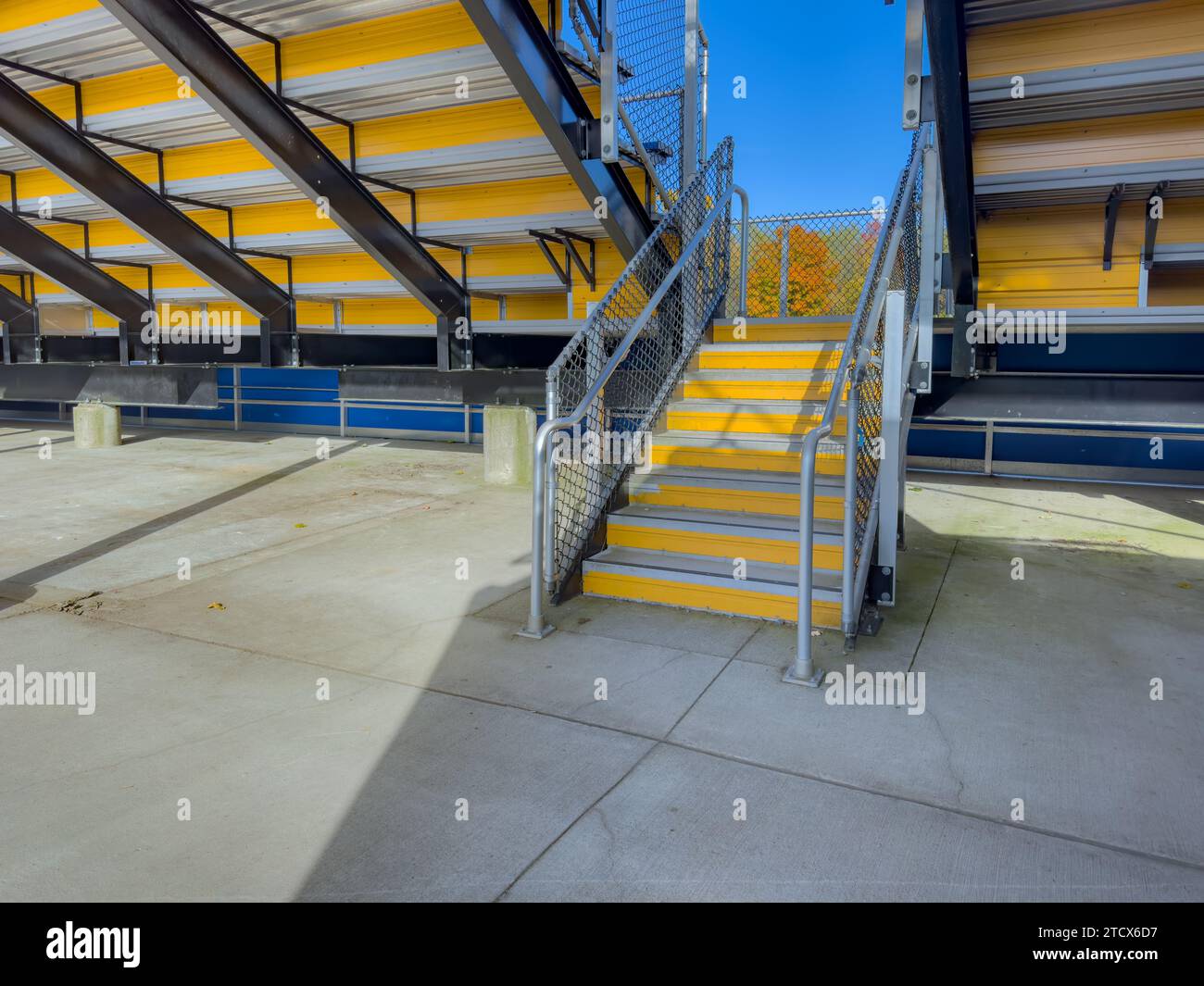 Esempio di uscita, ingresso, vomito in una serie vuota di sbiancamento dello stadio in metallo - tribune con gradini e ringhiere. Posizione non descrittiva. Foto Stock