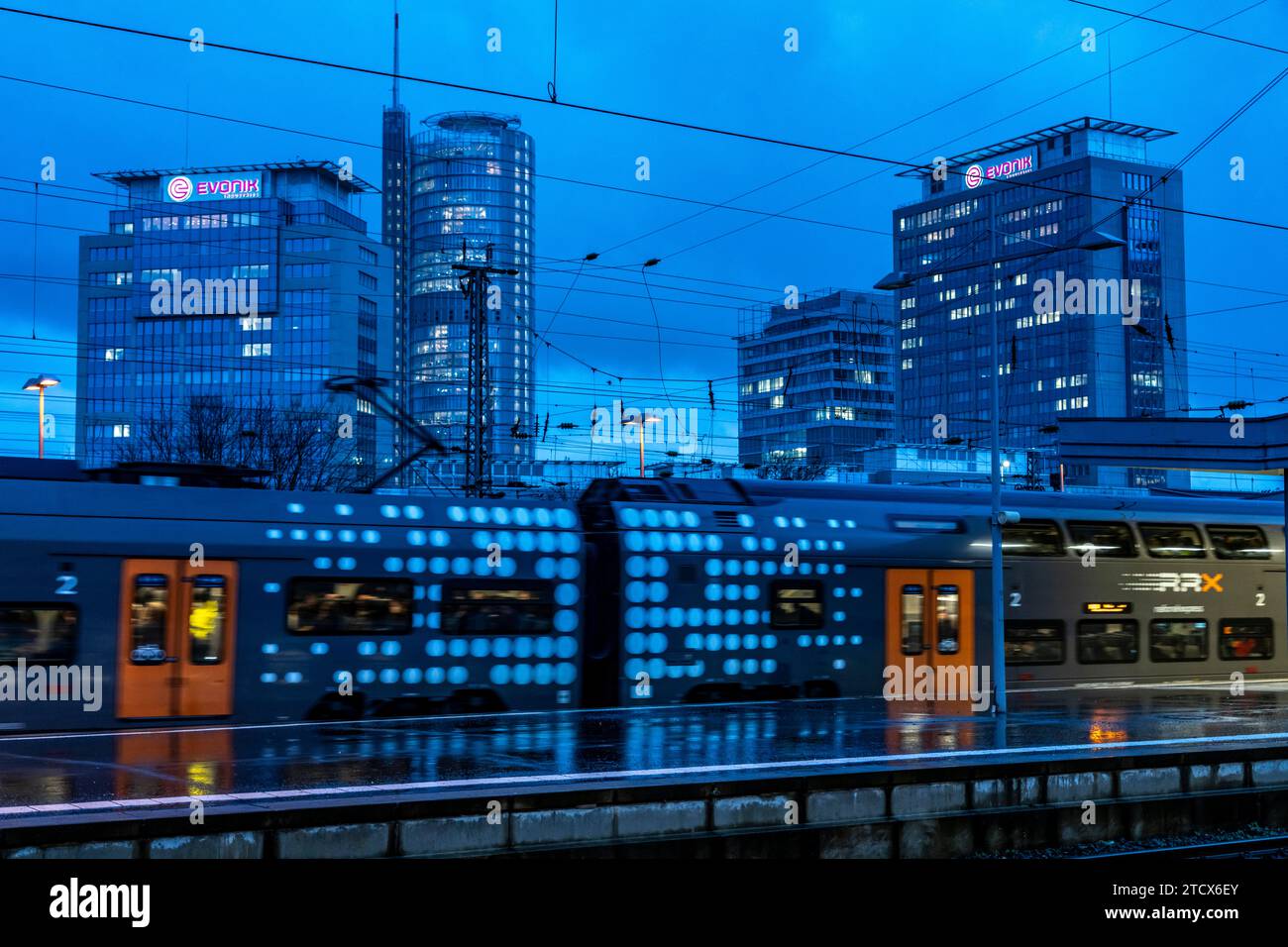 Treno RRX, Regional Express, Rhine-Ruhr-Express, traffico ferroviario, skyline del centro città, stazione centrale di Essen, NRW, Germania, Foto Stock