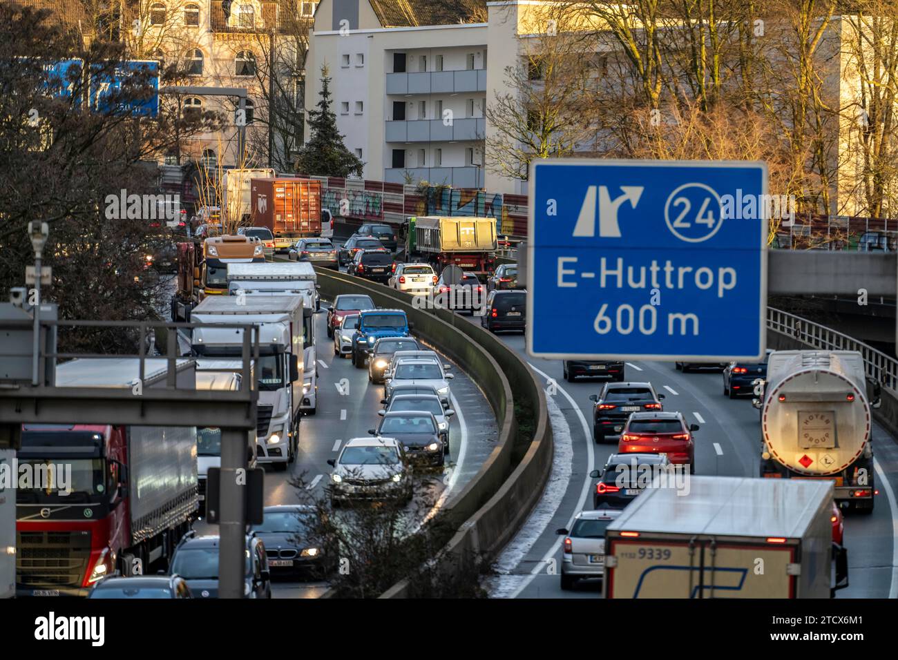 Ingorgo stradale sull'autostrada A40, autostrada della città, svincolo di Essen-Huttrop, ingorgo stradale in entrambe le direzioni, NRW, Germania, Foto Stock