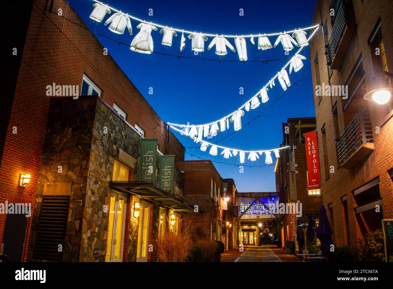 Installazione artistica illuminata Neighborhood di Sergey Kim in mostra a Washington, DC durante il BAGLIORE DI Georgetown del 2023. Foto Stock