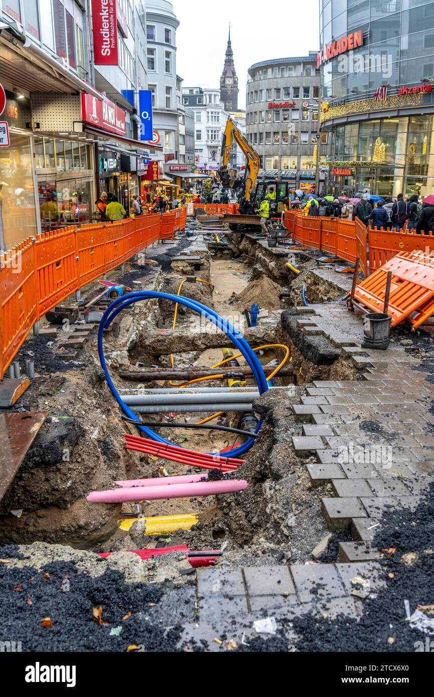 Cantiere nel centro della città di Wuppertal, posa di nuovi gasdotti, varie linee di approvvigionamento esposte, via alte Freiheit, NRW, Germania Foto Stock