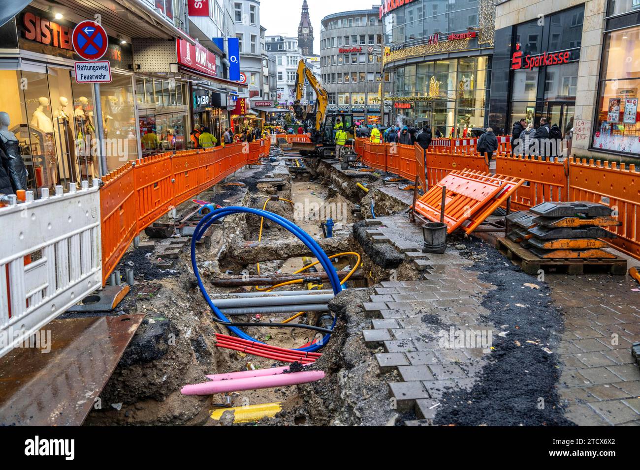 Cantiere nel centro della città di Wuppertal, posa di nuovi gasdotti, varie linee di approvvigionamento esposte, via alte Freiheit, NRW, Germania Foto Stock