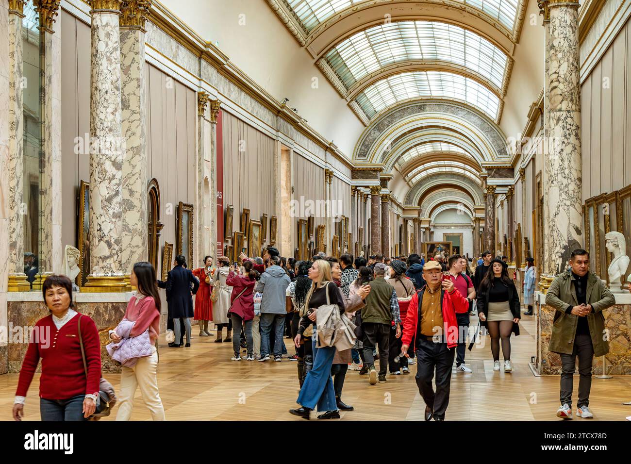 La "grande Galerie" nell'ala Denon del Louvre, che ospita la straordinaria collezione di dipinti italiani del Museo del Louvre, Parigi, Francia Foto Stock