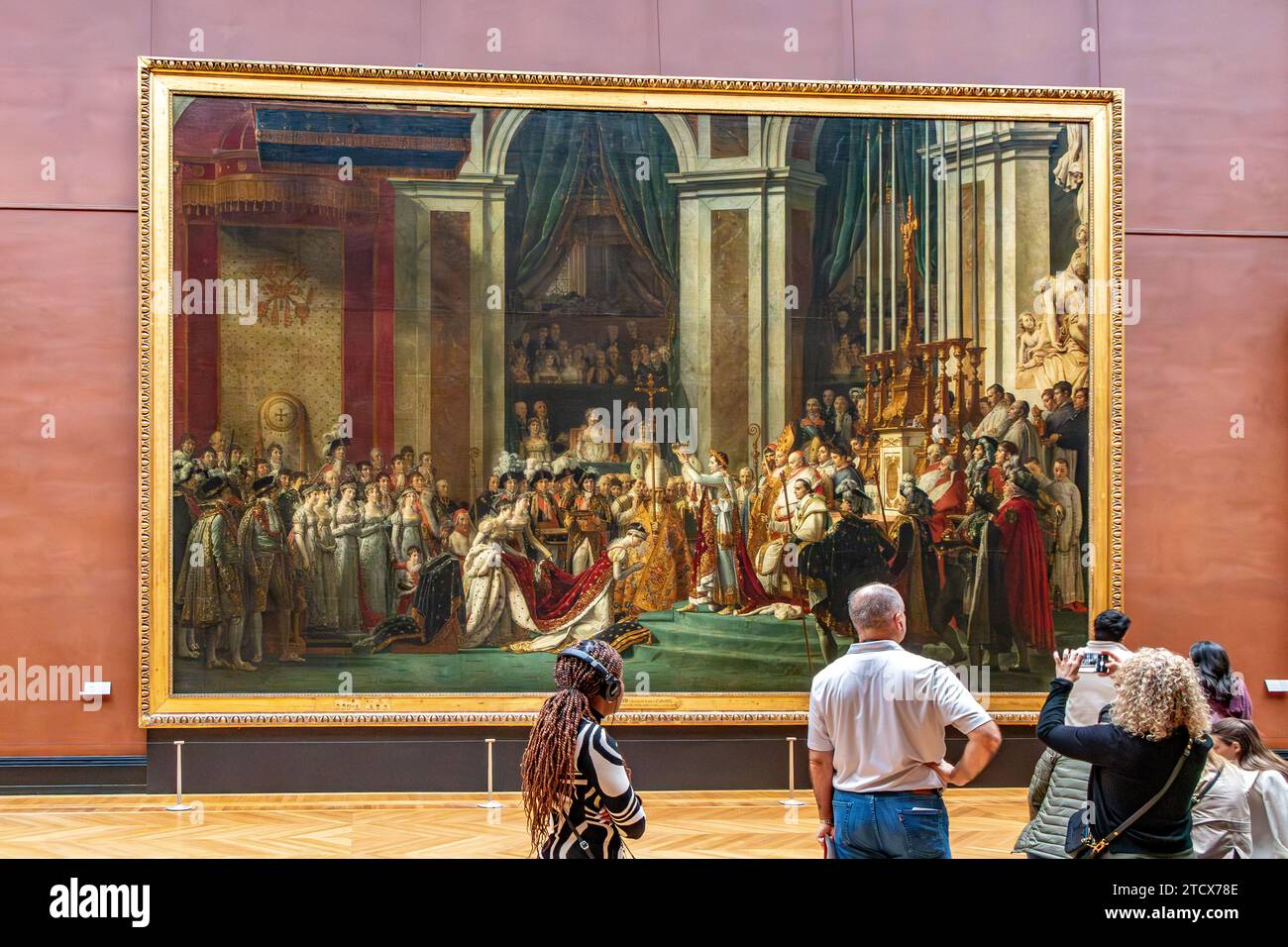 Persone che ammirano il capolavoro, l'Incoronazione di Napoleone , di Jacques-Louis David nell'ala Denon del Museo del Louvre , Parigi, Francia Foto Stock
