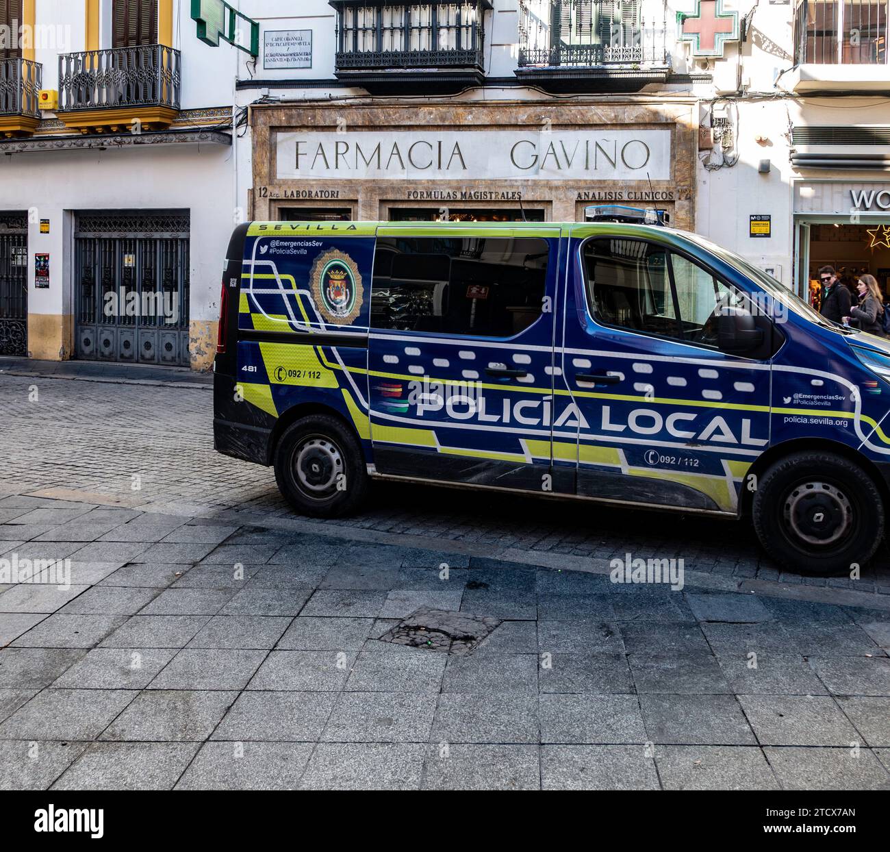 Policia Local, pulmino di pattuglia della polizia, sulla strada di Siviglia, Spagna. Foto Stock