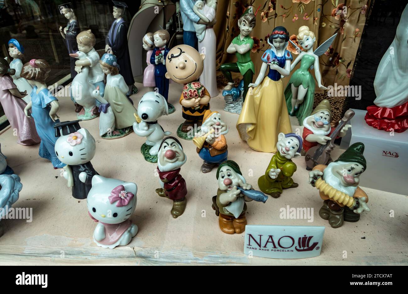 Figure in porcellana NAO fatte a mano esposte in un negozio a Siviglia, in Spagna. Foto Stock