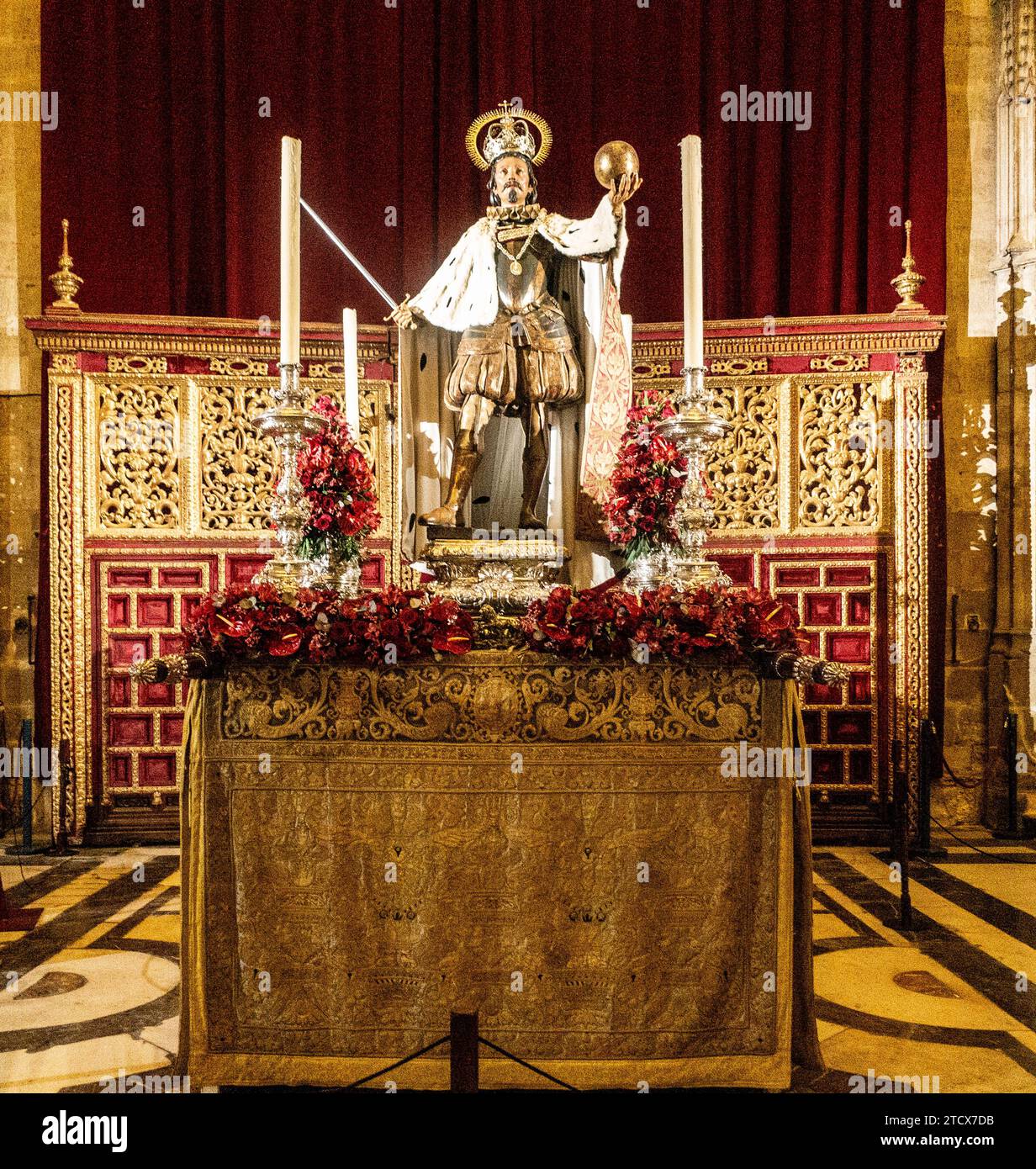 Statua del re Fernando 111 esposta nella cattedrale di Siviglia, in Spagna. Sito patrimonio dell'umanità dell'UNESCO. Foto Stock