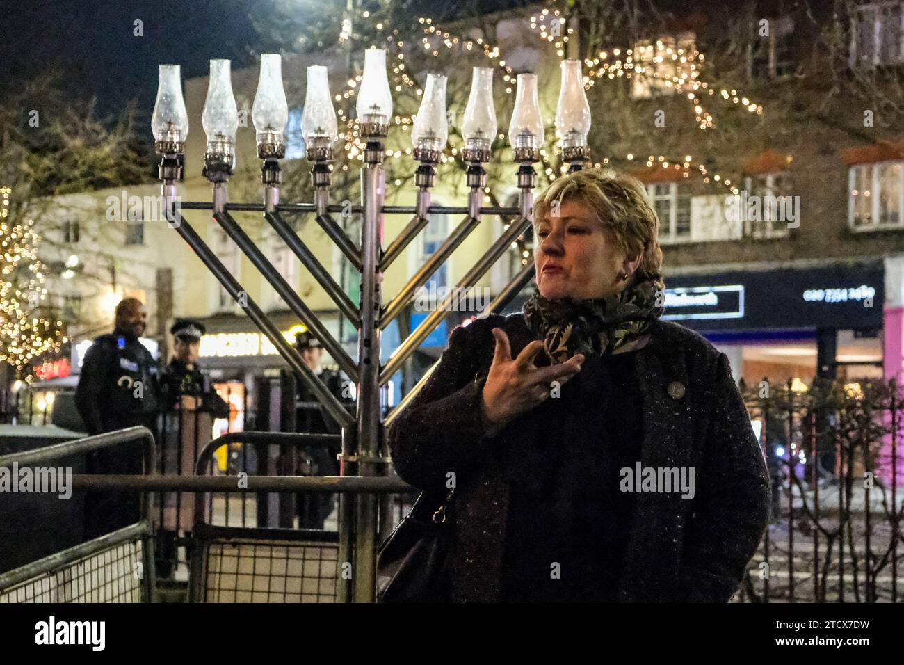 Londra, Regno Unito. 14 dicembre 2023. Emily Thornberry, parlamentare laburista per Islington South e finsbury si rivolge alla folla. Un evento di solidarietà a cui hanno partecipato parlamentari, leader della comunità e membri del pubblico si è tenuto oggi dopo che la menorah è stata vandalizzata su Islington Green. Rabbi Mendy Korer guidò il procedimento, alleggerendo le candele, inclusa una finale per il festival Hanukkah. La polizia metropolitana che indaga, ritiene che la menorah sia stata intenzionalmente danneggiata, poiché gli incidenti antisemiti aumentano da quando è stata dichiarata la guerra Israele-Hamas. Credito: Fotografia dell'undicesima ora/Alamy Live News Foto Stock