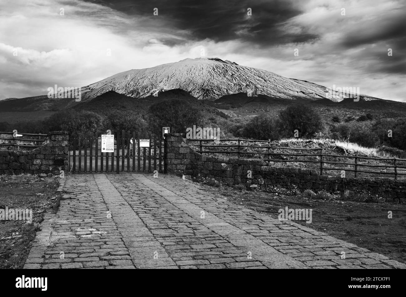 Punto base Bronte "piano dei Grilli" del Parco dell'Etna in bianco e nero, Sicilia, Italia Foto Stock
