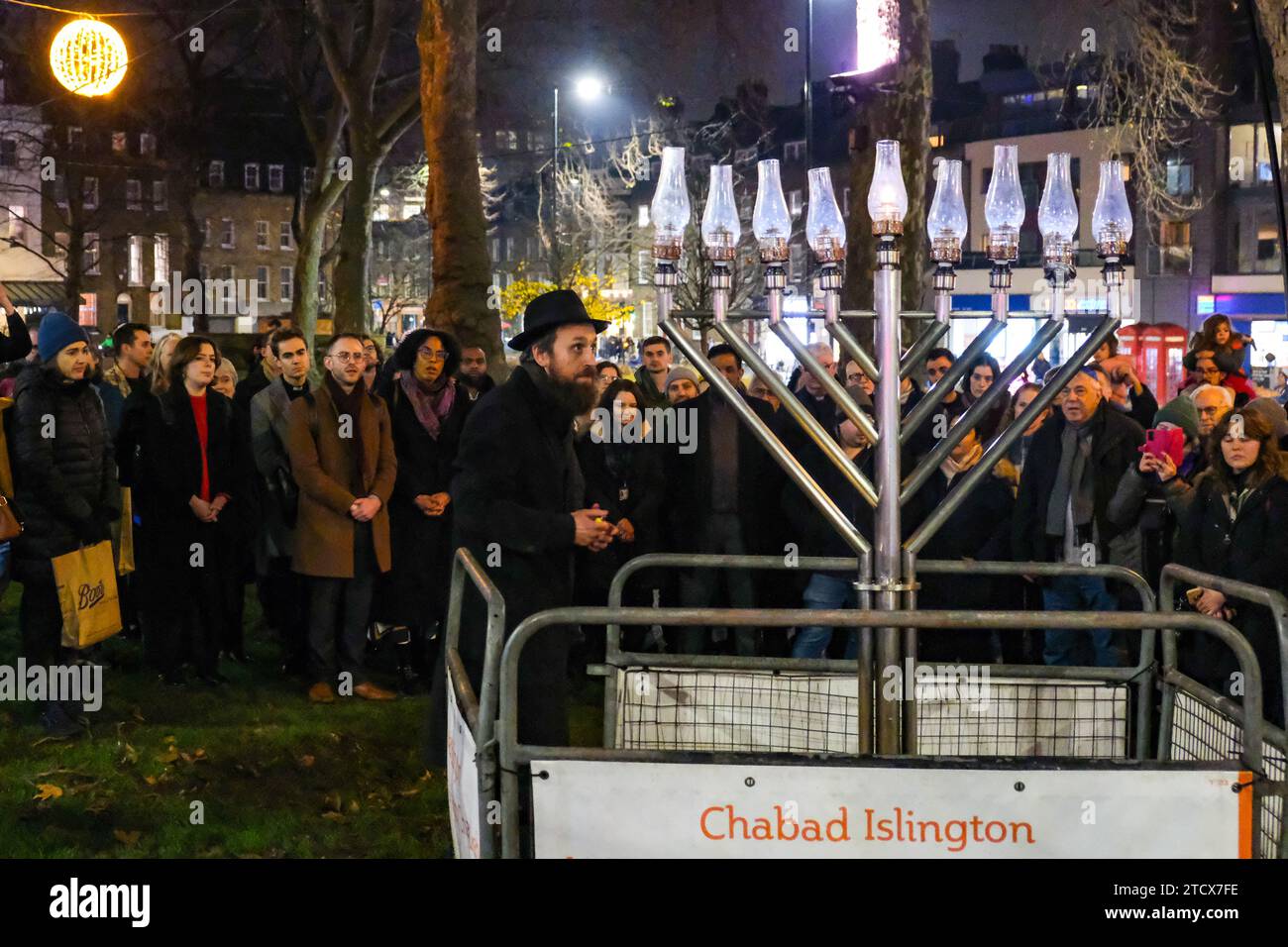 Londra, Regno Unito. 14 dicembre 2023. Un evento di solidarietà a cui hanno partecipato parlamentari, leader della comunità e membri del pubblico si è tenuto oggi dopo che la menorah è stata vandalizzata su Islington Green. Rabbi Mendy Korer guidò il procedimento, alleggerendo le candele - e l'ottava e ultima per il festival Hanukkah. La polizia metropolitana sta indagando, e crede che la menorah sia stata intenzionalmente danneggiata, mentre gli incidenti antisemiti aumentano dopo gli attacchi di Hamas in Israele. Credito: Fotografia dell'undicesima ora/Alamy Live News Foto Stock