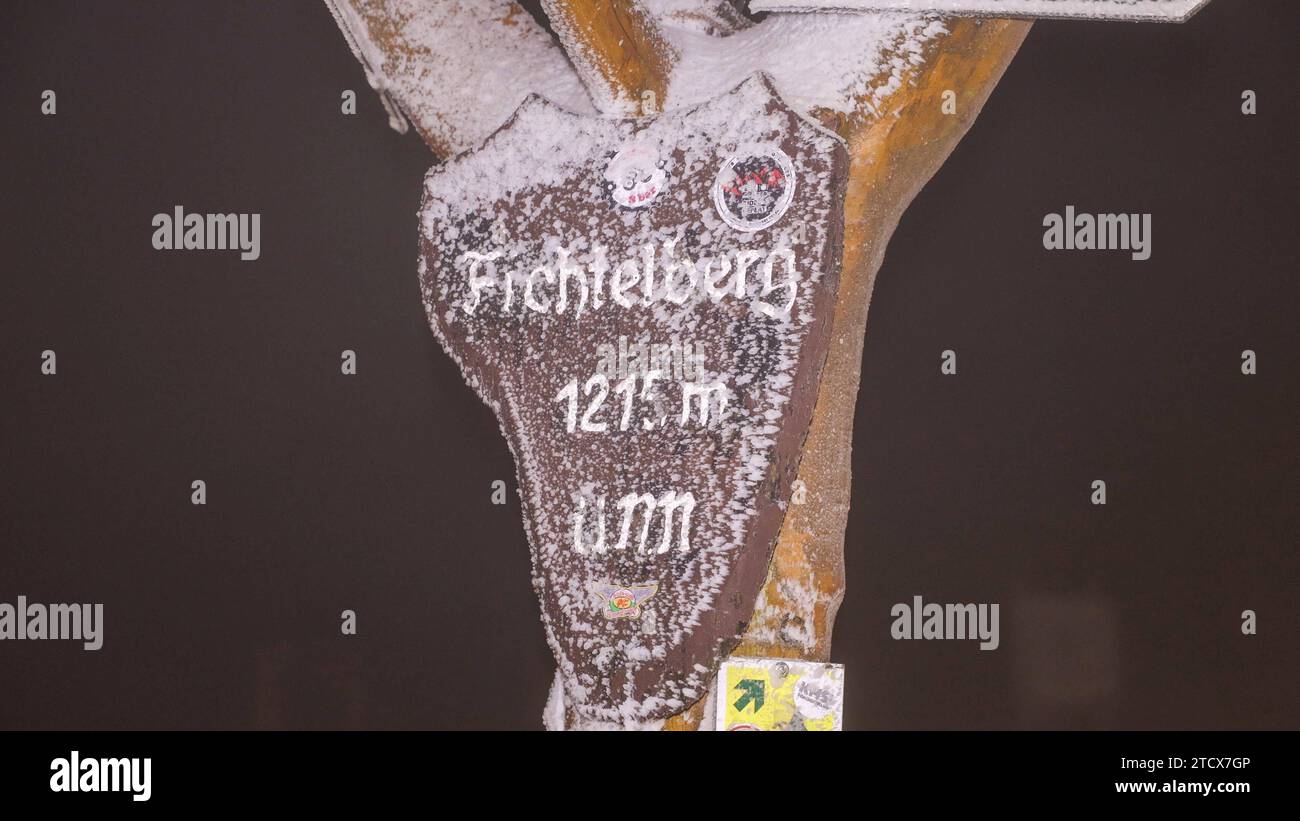 Die Hochwassergefahr an den deutschen Flüssen klingt so langsam ab. Dafür kommt der Winter Zurück. Rückseitig von Tief Vanja sickerte kältere Luft nach Deutschland hinein. DAS Tauwetter in den Bergen wurde gestoppt und der Winter sendet einen erneuten Gruß. In Sachsen sind die Höhenlagen überhalb 600 Metern betroffen. Nella guerra di Oberwiesenthal es nach einer längeren Tauperiode wieder winterlich. Die Straßen waren glatt. Auf dem Fichtelberg War es hingegen schon wieder tiefwinterlich. Mitarbeiter des Fichtelberghauses schafften die großen Schneeberge beiseite - machen Platz für neuen Schnee. Auch d Foto Stock