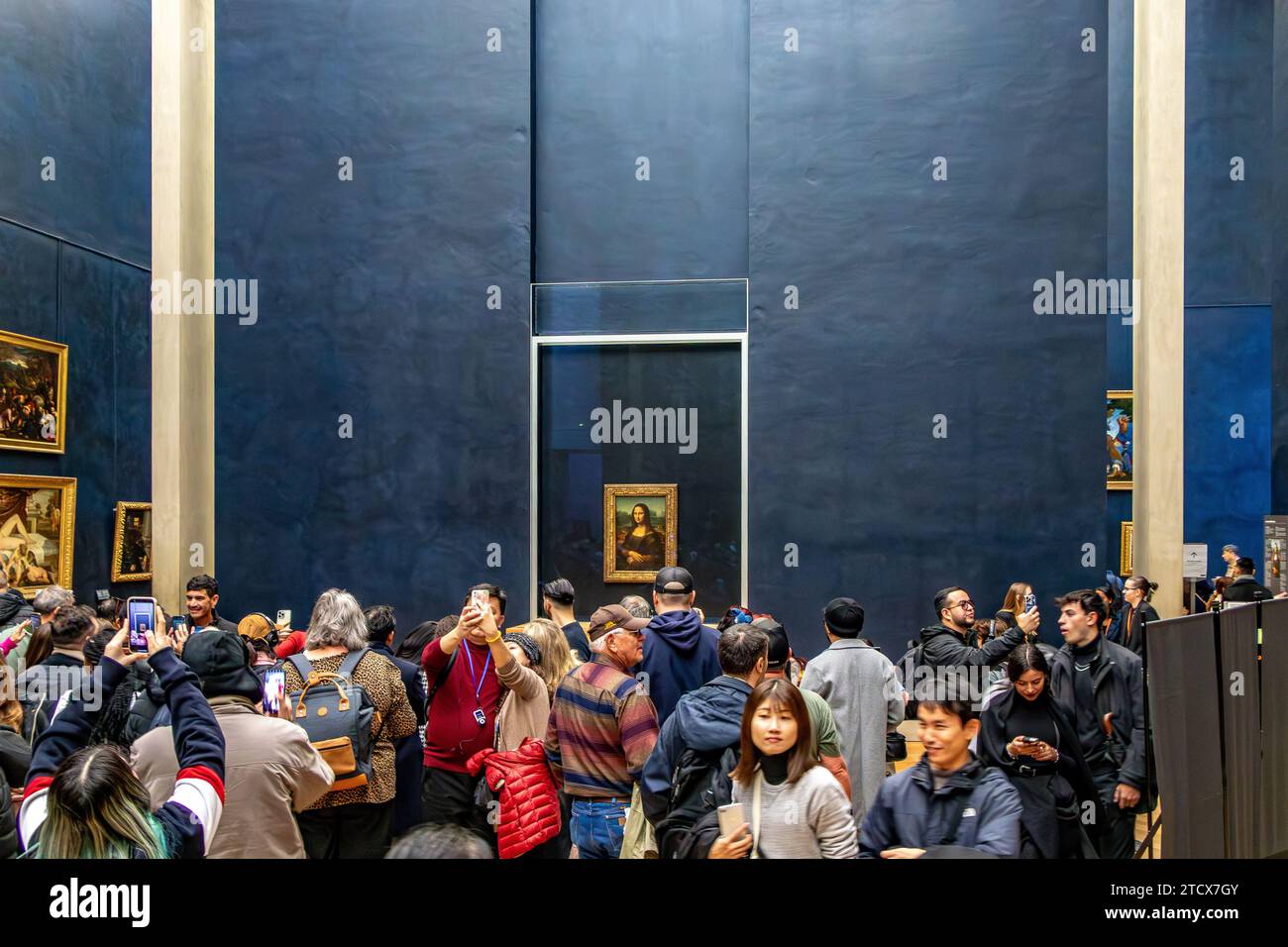 Folle di persone che circondano la Monna Lisa, un dipinto di Leonardo da Vinci, la mostra più popolare al Museo del Louvre di Parigi, in Francia Foto Stock