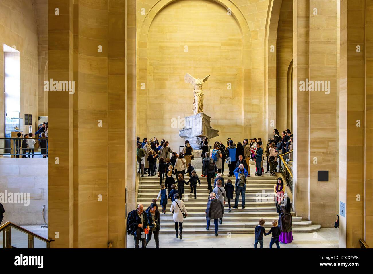 La Vittoria alata di Samotracia, una delle statue più famose al Louvre, abbellisce la cima della monumentale scalinata Daru , Parigi, Francia Foto Stock