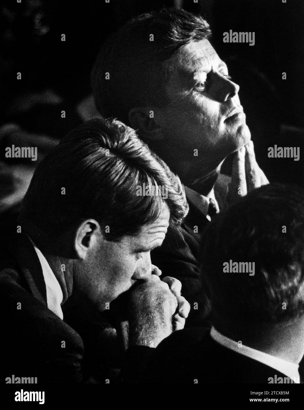 Il senatore degli Stati Uniti John F. Kennedy con Robert F. Kennedy durante il dibattito Johnson-Kennedy, Democratic National Convention, Los Angeles, California, USA, Warren K. Leffler, U.S. News & World Report Magazine Photography Collection, 13 luglio 1960 Foto Stock