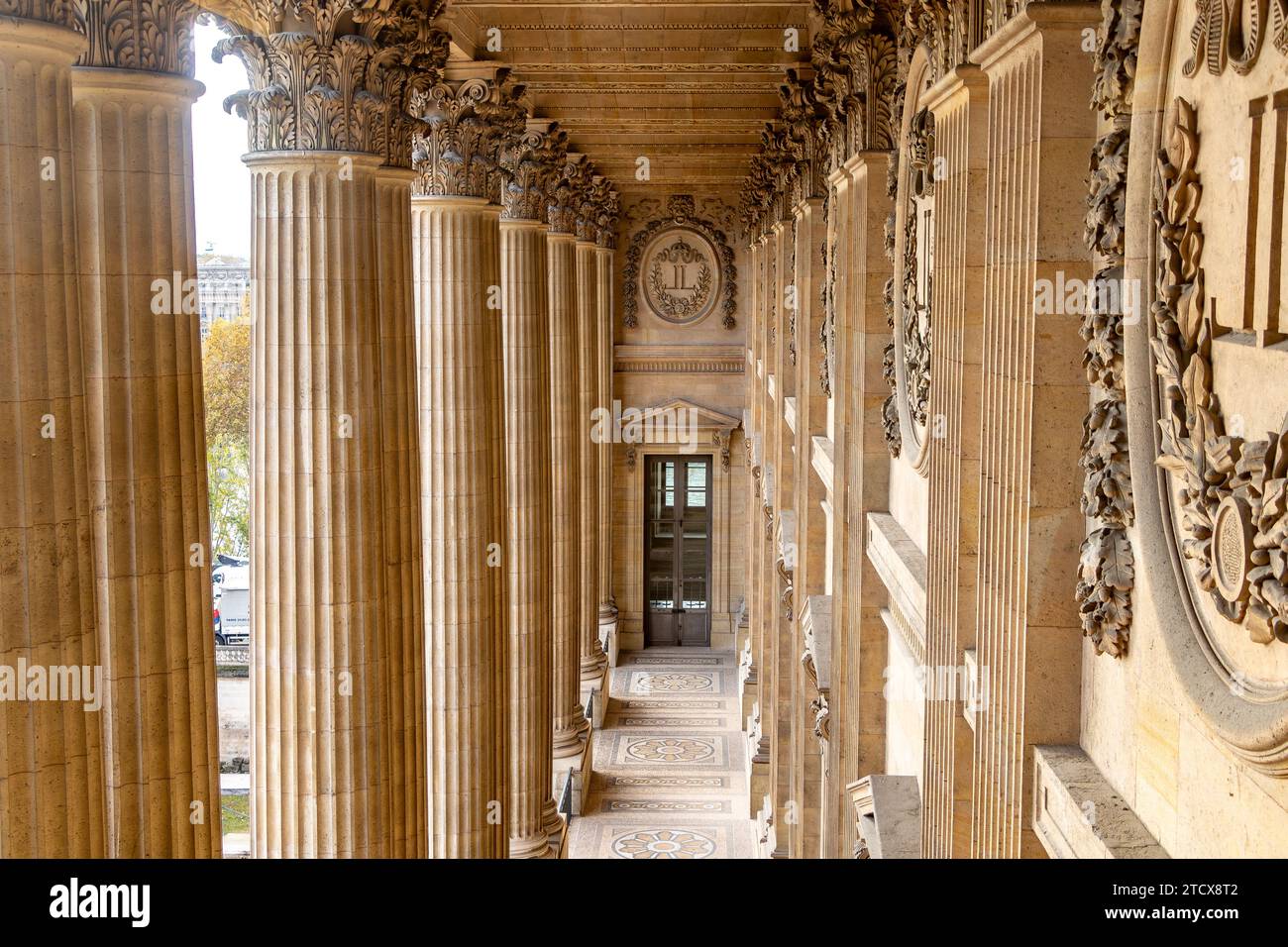 Primo piano delle colonne esterne del Museo del Louvre di Parigi, Francia Foto Stock
