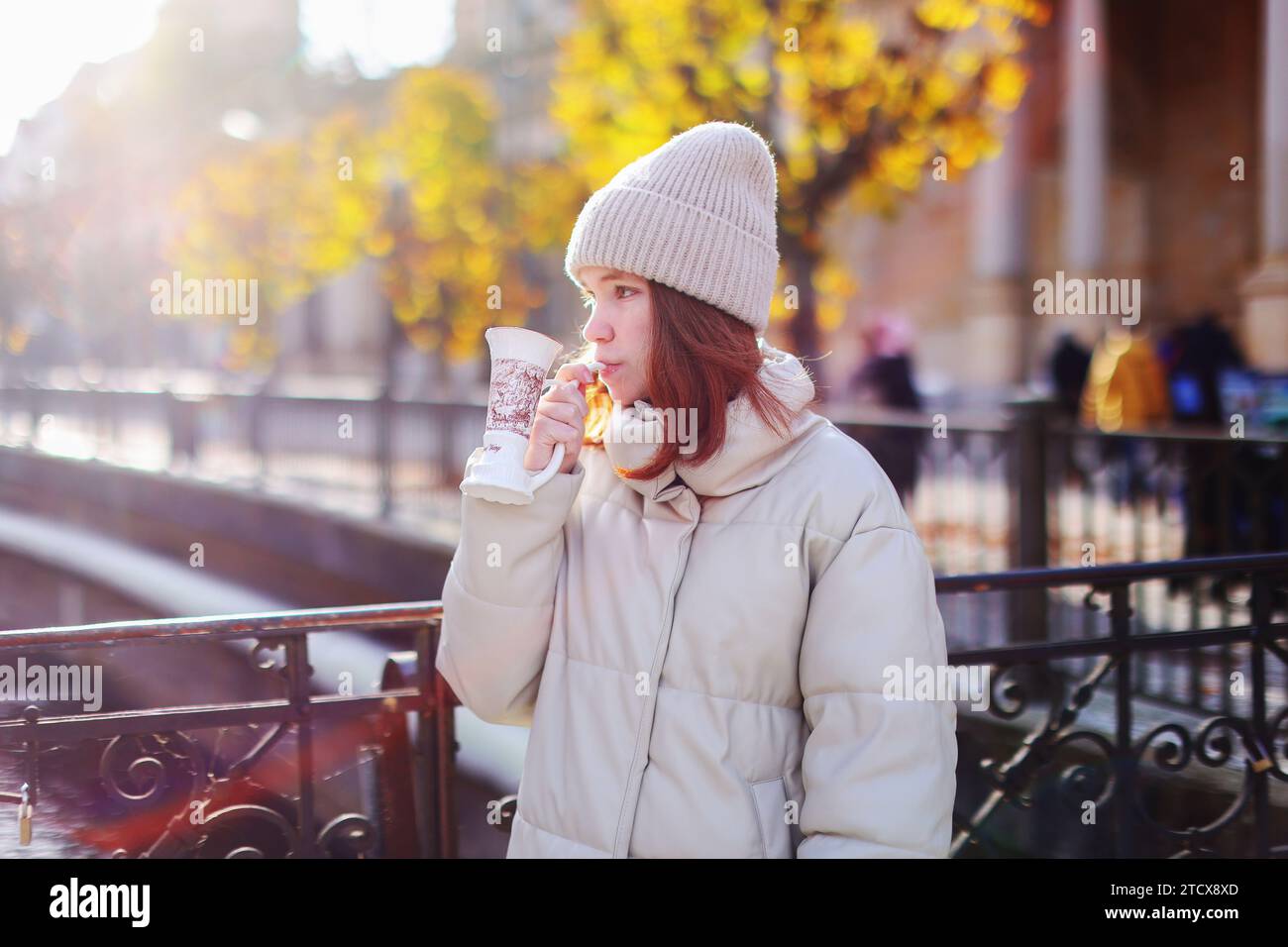 La ragazza beve acqua minerale nella cittadina di Karlovy Vary Foto Stock