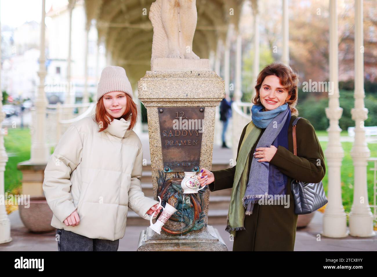 Due ragazze bevono l'acqua minerale della Snake Spring nella città di Karlovy Vary Foto Stock