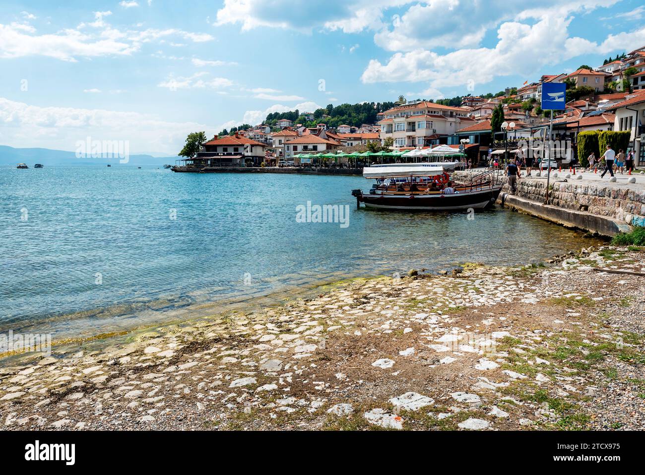 Ohrid, Macedonia del Nord - 14 agosto 2023. Bella vista del lago di Ocrida e della città vecchia di Ocrida, Macedonia Foto Stock