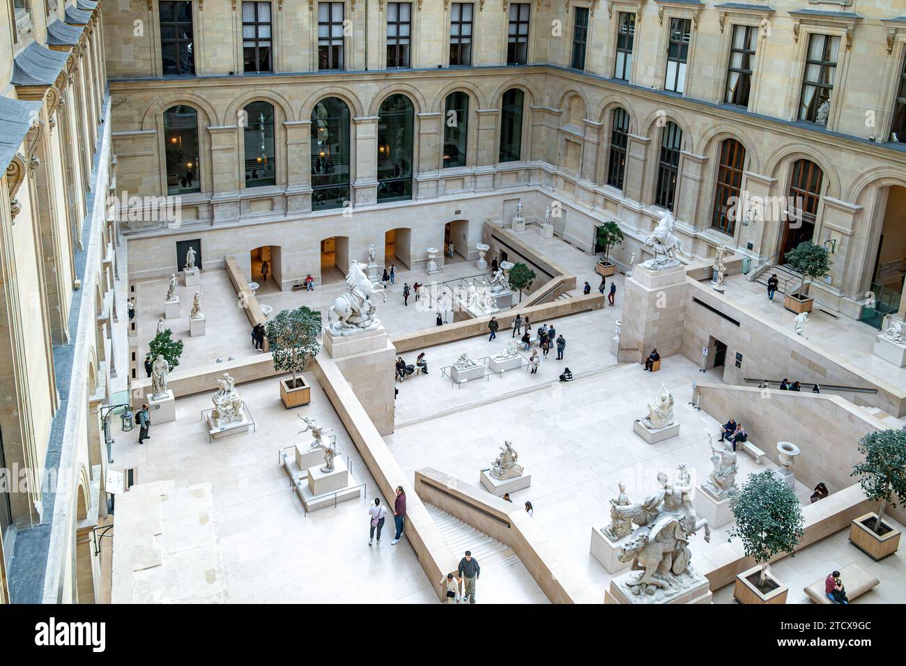 Sculture nel cortile con tetto in vetro conosciuto come Cour Marly nell'ala Richelieu del Museo del Louvre, Parigi, Francia Foto Stock