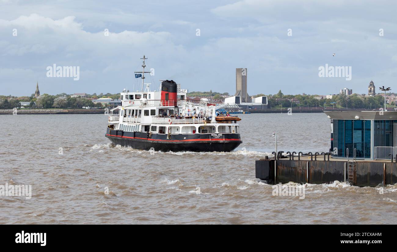 Liverpool, regno unito, 16 maggio 2023 traghetto passeggeri di fama mondiale sul fiume Mersey con Birkenhead sullo sfondo Foto Stock