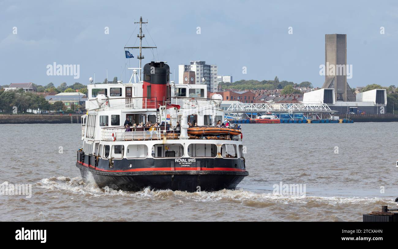 Liverpool, regno unito, 16 maggio 2023 traghetto passeggeri di fama mondiale sul fiume Mersey con Birkenhead sullo sfondo Foto Stock
